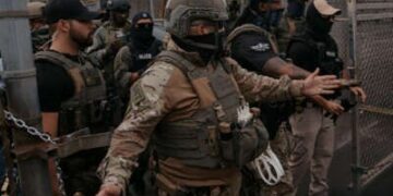 Los agentes federales guardan la entrada del centro de detención de Delaney Hall en Newark, Nueva Jersey.