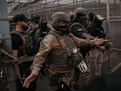 Los agentes federales guardan la entrada del centro de detención de Delaney Hall en Newark, Nueva Jersey.
