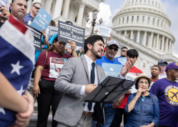 El representante Greg Casar, D-Texas, habla durante una huelga de vigilia y sed por los derechos de los trabajadores en los pasos de la Cámara del Capitolio de los Estados Unidos el 25 de julio de 2023. La huelga sigue una carta de Casar y más de 110 miembros del Congreso enviados a la Administración Biden "Implemente un estándar de calor en el lugar de trabajo de la Administración de Seguridad y Salud Ocupacional lo más rápido posible."