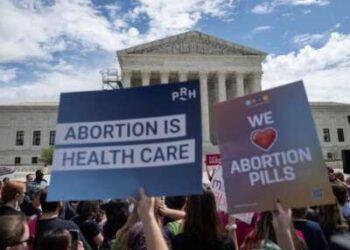 Los manifestantes se reúnen en apoyo de los derechos del aborto en la Corte Suprema de los Estados Unidos en Washington, DC, el 15 de abril de 2023, después de que la Corte Suprema conservó temporalmente el acceso a la mifepristona, una píldora abortiva ampliamente utilizada, en un fallo de 11 horas que evitó que las restricciones inferiores del tribunal en el medicamento entraran en vigor.