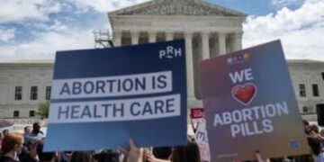 Los manifestantes se reúnen en apoyo de los derechos del aborto en la Corte Suprema de los Estados Unidos en Washington, DC, el 15 de abril de 2023, después de que la Corte Suprema conservó temporalmente el acceso a la mifepristona, una píldora abortiva ampliamente utilizada, en un fallo de 11 horas que evitó que las restricciones inferiores del tribunal en el medicamento entraran en vigor.