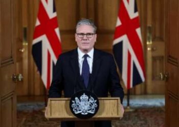 El primer ministro del Reino Unido, Keir Starmer, entrega una declaración dentro de la calle No. 10 Downing Street el día en que se retiró al gabinete para discutir la situación en Gaza, el 29 de julio de 2025 en Londres, Inglaterra.