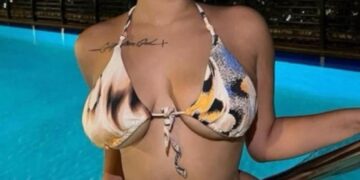 Foto de Lina Bina, también conocida como Missjohndough, por una piscina por la noche.