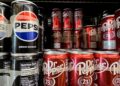 Las latas del Dr. Pepper y Pepsi se muestran en un estante en una tienda de comestibles en San Anselmo, California, en una foto de archivo. (Justin Sullivan/Getty Images)
