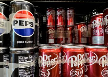 Las latas del Dr. Pepper y Pepsi se muestran en un estante en una tienda de comestibles en San Anselmo, California, en una foto de archivo. (Justin Sullivan/Getty Images)