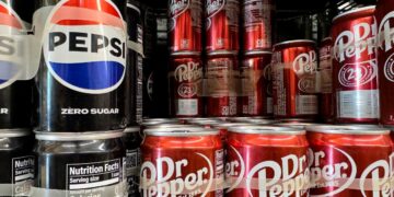 Las latas del Dr. Pepper y Pepsi se muestran en un estante en una tienda de comestibles en San Anselmo, California, en una foto de archivo. (Justin Sullivan/Getty Images)