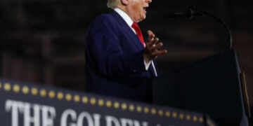 El presidente Donald Trump habla durante una manifestación en Macomb Community College el 29 de abril de 2025 en Warren, Michigan.