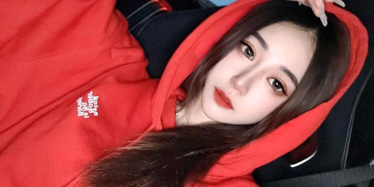 Foto de Irene Gu, una influencia taiwanesa, en una sudadera con capucha roja.