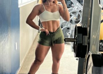 Mujer tomando una selfie en un gimnasio.