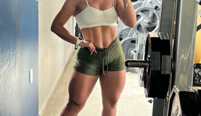 Mujer tomando una selfie en un gimnasio.