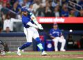 Bo Bichette #11 de los Toronto Blue Jays llega a un sencillo RBI en la tercera entrada contra los Minnesota Twins en el Rogers Center en Toronto, Ontario, Canadá, el 27 de agosto de 2025. (Vaughn Ridley/Getty Images)