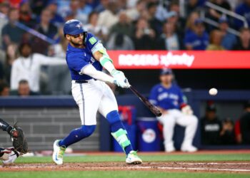 Bo Bichette #11 de los Toronto Blue Jays llega a un sencillo RBI en la tercera entrada contra los Minnesota Twins en el Rogers Center en Toronto, Ontario, Canadá, el 27 de agosto de 2025. (Vaughn Ridley/Getty Images)
