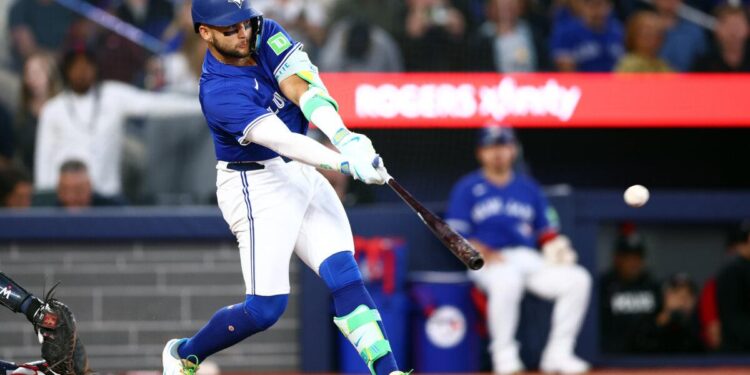 Bo Bichette #11 de los Toronto Blue Jays llega a un sencillo RBI en la tercera entrada contra los Minnesota Twins en el Rogers Center en Toronto, Ontario, Canadá, el 27 de agosto de 2025. (Vaughn Ridley/Getty Images)