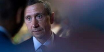 Ken Martin, presidente del Comité Nacional Demócrata, habla con los periodistas después de una conferencia de prensa con los demócratas de Texas el 5 de agosto de 2025 en Aurora, Illinois.