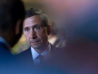 Ken Martin, presidente del Comité Nacional Demócrata, habla con los periodistas después de una conferencia de prensa con los demócratas de Texas el 5 de agosto de 2025 en Aurora, Illinois.