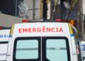 Parte de una ambulancia con "Emergência" escrito en él.