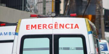 Parte de una ambulancia con "Emergência" escrito en él.