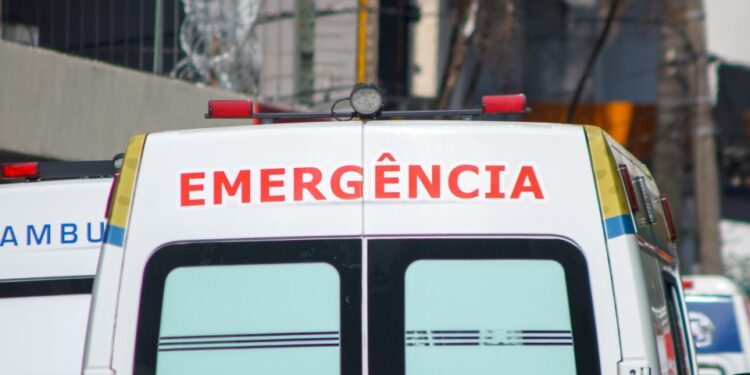 Parte de una ambulancia con "Emergência" escrito en él.