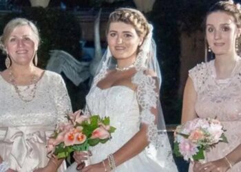 Foto de una novia, su madre y hermana.