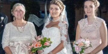 Foto de una novia, su madre y hermana.