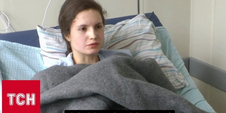 Mujer herida en la cama del hospital.