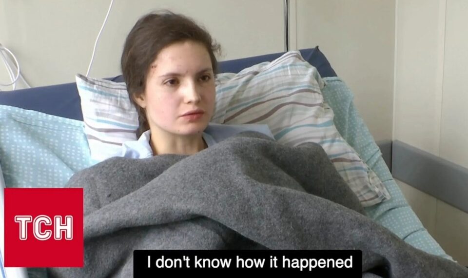 Mujer herida en la cama del hospital.