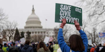 Los trabajadores federales se unen en Upper Senate Park, instando al Congreso a proteger los empleos del servicio civil de la interferencia política, en Washington, DC, el 11 de febrero de 2025.