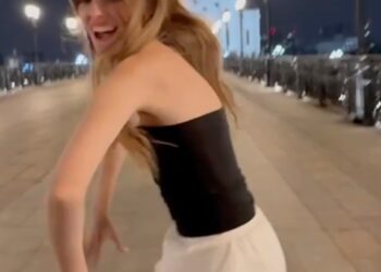 Estudiante Twerking frente a una catedral de Moscú.