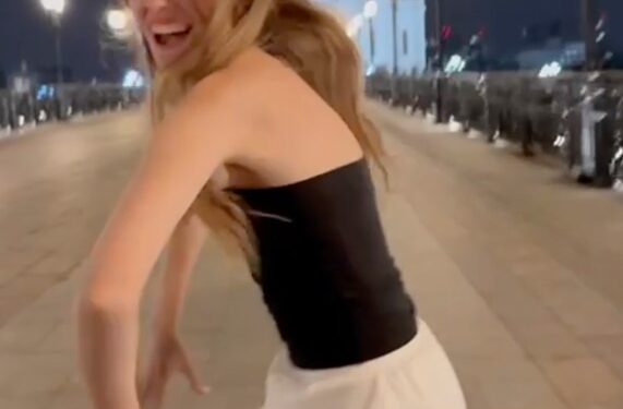 Estudiante Twerking frente a una catedral de Moscú.