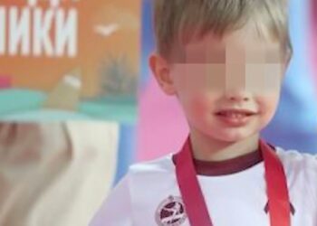 Foto del hijo menor de Vladimir Putin con la cara borrosa.