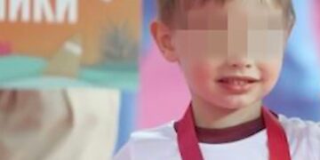 Foto del hijo menor de Vladimir Putin con la cara borrosa.