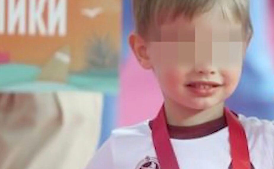 Foto del hijo menor de Vladimir Putin con la cara borrosa.