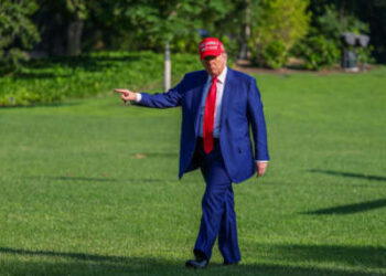 El presidente Donald Trump señala la nueva bandera en el césped sur de la Casa Blanca el 21 de junio de 2025, en Washington, DC.