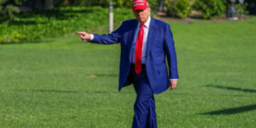 El presidente Donald Trump señala la nueva bandera en el césped sur de la Casa Blanca el 21 de junio de 2025, en Washington, DC.