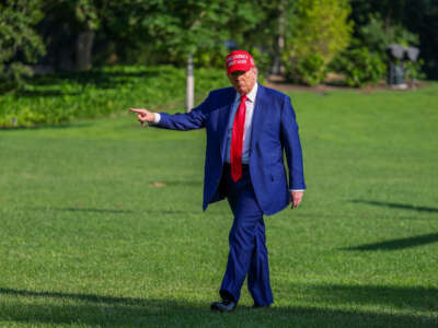 El presidente Donald Trump señala la nueva bandera en el césped sur de la Casa Blanca el 21 de junio de 2025, en Washington, DC.
