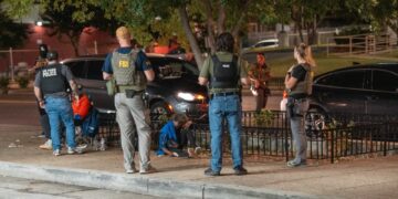 Los oficiales de policía del FBI, ATF y el Parque de los Estados Unidos ayudan a una mujer que experimenta aparentes efectos secundarios sintéticos de marihuana.