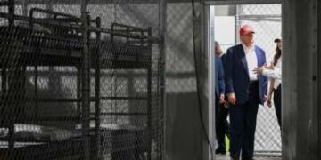 Donald Trump recorre una cárcel migrante, doblada "Alligator Alcatraz," Ubicado en el sitio del aeropuerto de capacitación y transición de Dade-Collier en OchoPee, Florida, el 1 de julio de 2025.