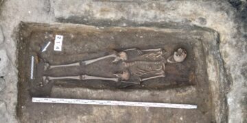 Esqueleto medieval desenterrado debajo de una heladería.