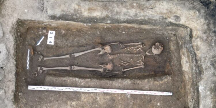 Esqueleto medieval desenterrado debajo de una heladería.