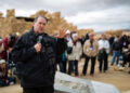El ex gobernador de Arkansas, Mike Huckabee, es visto cuando pronuncia un discurso a un grupo de turistas y peregrinos cristianos evangélicos estadounidenses durante una visita a la antigua fortaleza de Masada en el desierto judeo en Israel, el 19 de febrero de 2015.