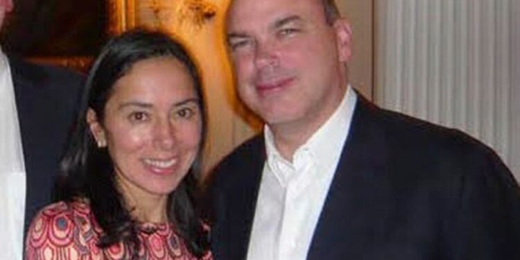 Foto de un hombre y una mujer.