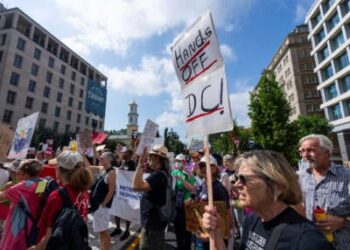 Los manifestantes participan en la conferencia de prensa y un rally gratuito de DC cerca de la Casa Blanca en Washington el 11 de agosto de 2025.