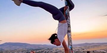 Mujer realizando una parada de manos en una asta de asta en Capadocia, Turquía.