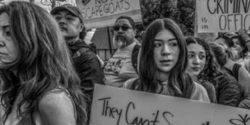 Estas fotos capturan protestas contra Ice y las amenazas de deportación masiva de Trump en febrero de 2025, en San Mateo y Fort Bragg, California.