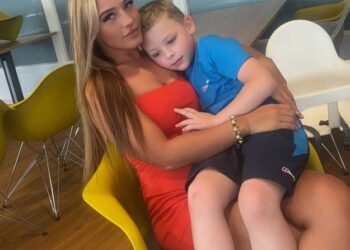 Mujer sosteniendo a su hijo.