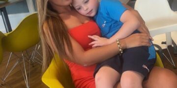 Mujer sosteniendo a su hijo.