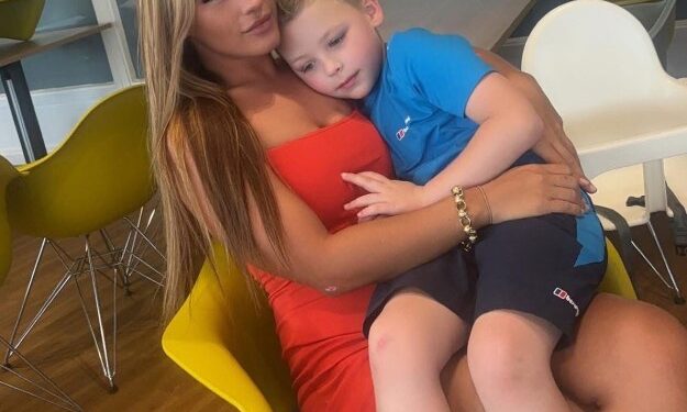 Mujer sosteniendo a su hijo.