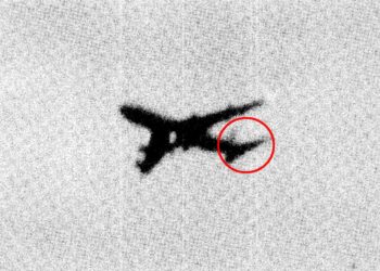 Imagen granulada de un avión con un detalle en círculo.