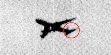 Imagen granulada de un avión con un detalle en círculo.