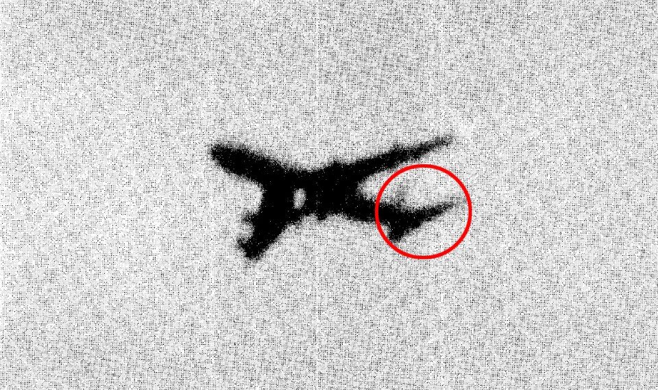 Imagen granulada de un avión con un detalle en círculo.